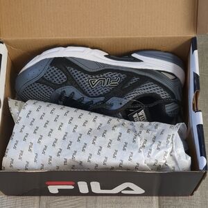Fila Women's's Black and Gray Wide Sneakers